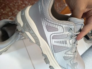 Zapatillas de montaña plateadas