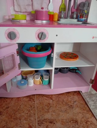 Cocina de juguete rosa con accesorios