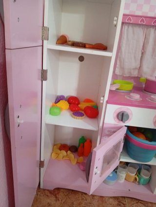 Cocina de juguete rosa con accesorios