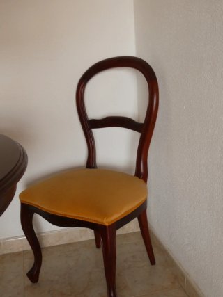 Conjunto mesa y 4 sillas caoba