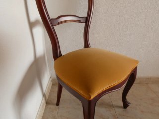 Conjunto mesa y 4 sillas caoba
