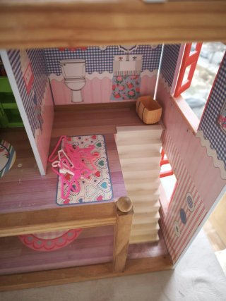 Casa de muñecas de madera