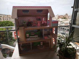 Casa de muñecas de madera