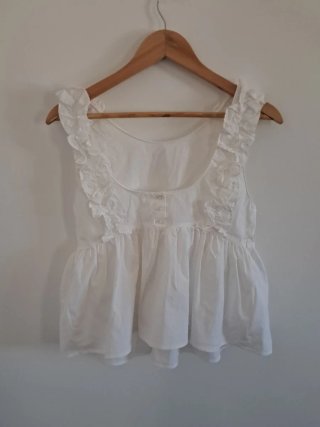 Blusa blanca con volantes talla M