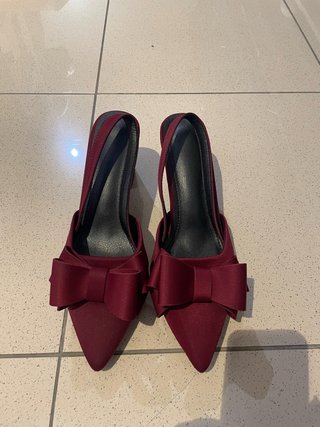 Zapatos de tacón burdeos con lazo