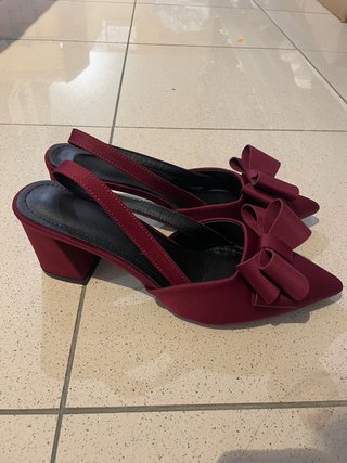 Zapatos de tacón burdeos con lazo