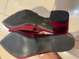 Zapatos de tacón burdeos con lazo