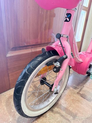 Bicicleta infantil rosa con cesta