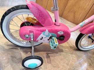 Bicicleta infantil rosa con cesta