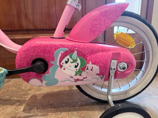 Bicicleta infantil rosa con cesta