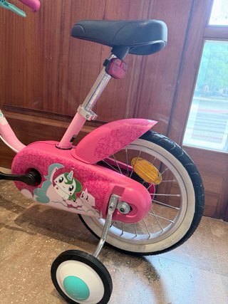 Bicicleta infantil rosa con cesta