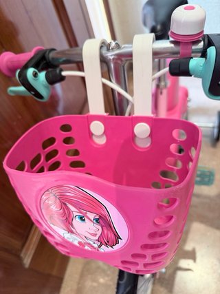 Bicicleta infantil rosa con cesta