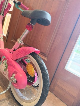 Bicicleta infantil rosa con cesta