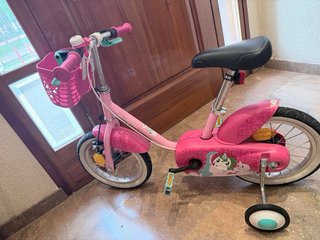 Bicicleta infantil rosa con cesta