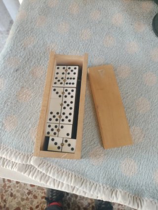 Dominó con caja de madera