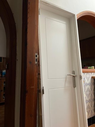 Puerta blanca con marco para baño