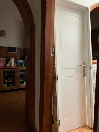 Puerta blanca con marco para baño