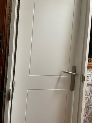 Puerta blanca con marco para baño