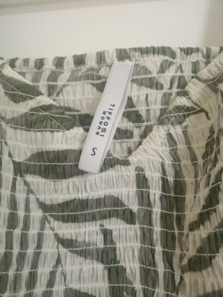Blusa corta estampada hojas