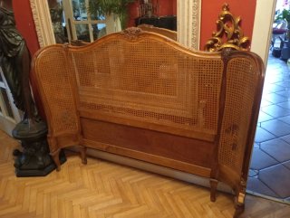 Cabecero de cama de madera y mimbre