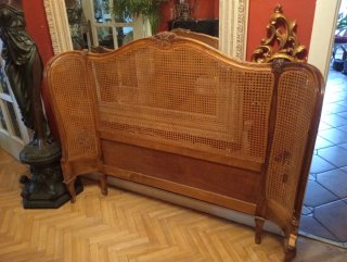 Cabecero de cama de madera y mimbre