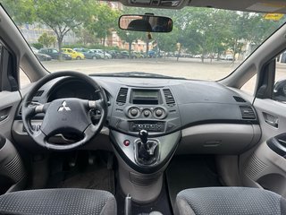Mitsubishi Grandis 2006
