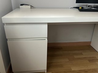 Mesa de escritorio blanca