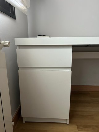 Mesa de escritorio blanca
