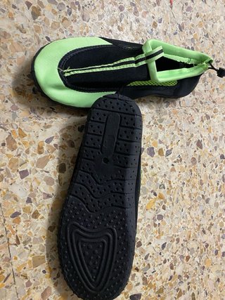 Zapatillas de agua negras y verdes talla 38