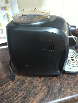 Macchina da caffè Saeco automatica nera piccola con difetto