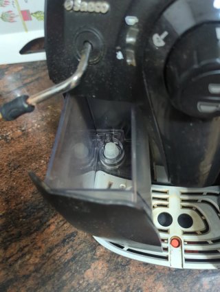 Macchina da caffè Saeco automatica nera piccola con difetto