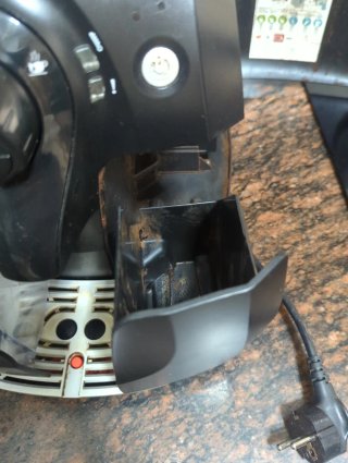Macchina da caffè Saeco automatica nera piccola con difetto