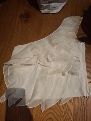 Blusa bianca monospalla con rouches