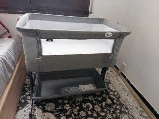 Cuna de bebé gris y blanca