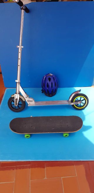 Patinete manual con ruedas con cámara