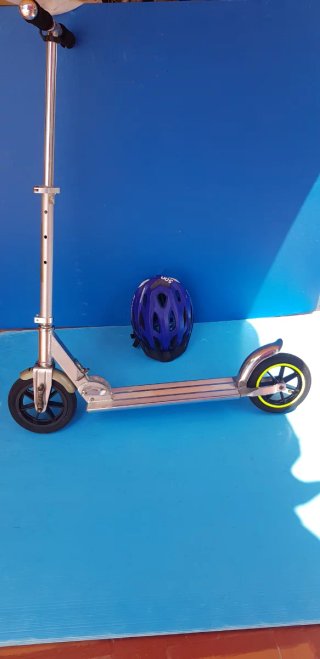 Patinete manual con ruedas con cámara