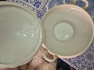 Sopera in ceramica con fiori dipinti