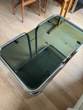 URGE Mesa auxiliar cristal y metal con ruedas