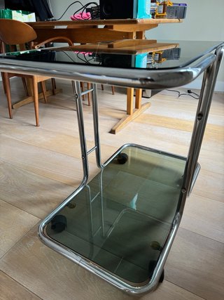 URGE Mesa auxiliar cristal y metal con ruedas