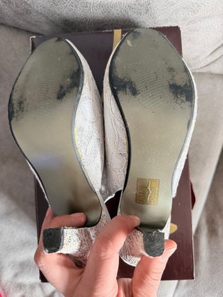 Zapatos y bolso de fiesta plateados con encaje