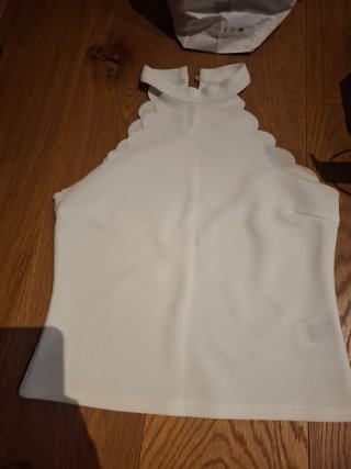 Top bianco con scollo a onde