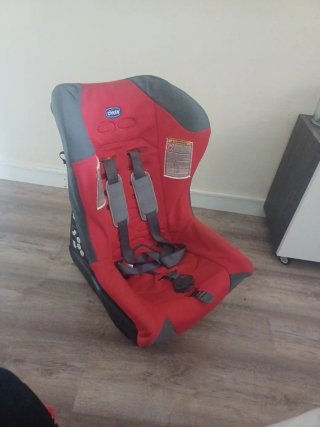 Silla de coche Chicco roja y gris
