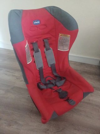 Silla de coche Chicco roja y gris