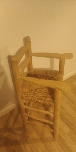Trona madera y asiento de  mimbre