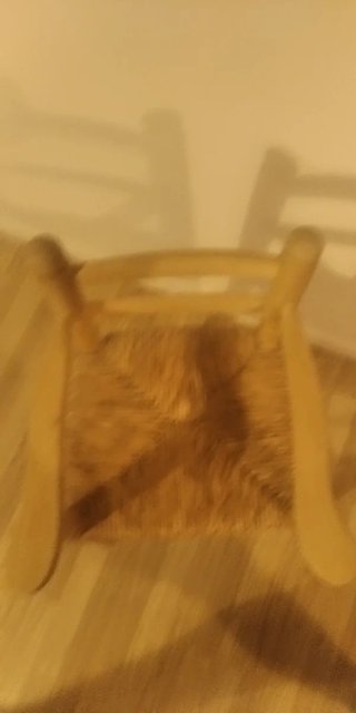 Trona madera y asiento de  mimbre