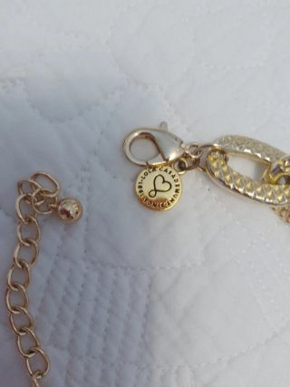 Gargantilla dorada con monedas y perlas