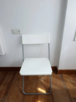 Silla plegable blanca y gris