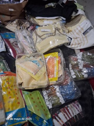 Lote de ropa y accesorios variados