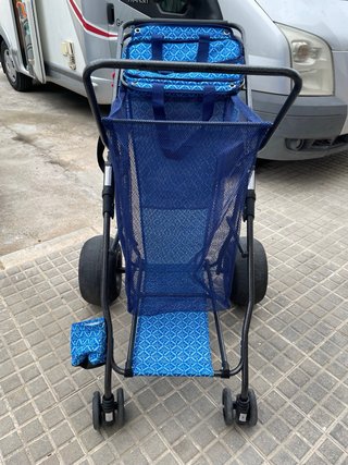 Carro de playa azul con nevera