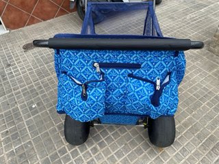 Carro de playa azul con nevera